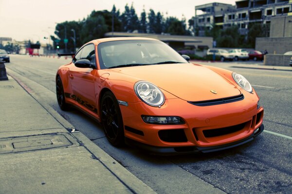 Orange Porsche auf Straße Hintergrund