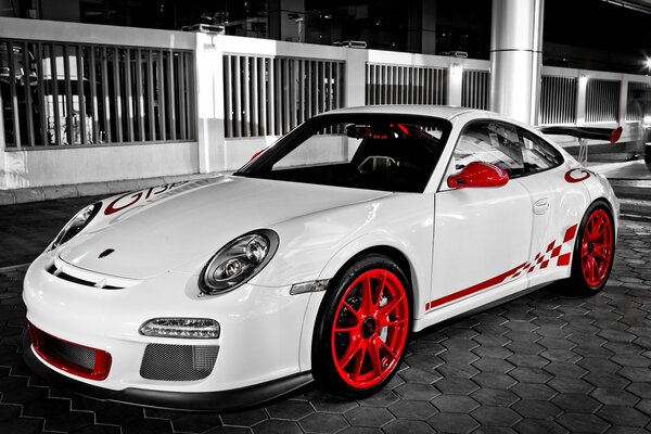 White porshe gt3 with red wheels