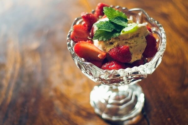 Dessert aux fraises à la menthe en crémanque