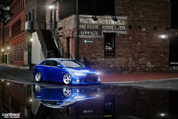 Mitsubishi rides through the city streets in the evening