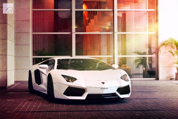 Lamborghini Aventador blanc avec des rayons de soleil