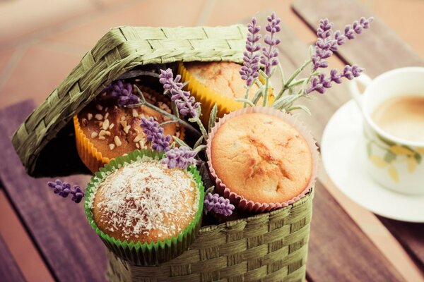 Dessert sucré dans un panier en osier