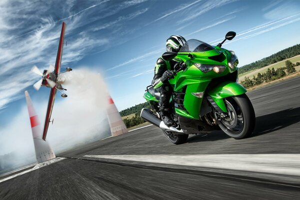 Kawasaki verde mangia sullo sfondo di un aereo che cade