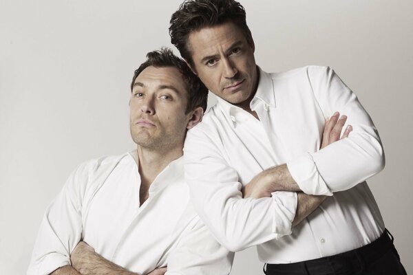 Robert Downey Jr. e Jude Law in camicie bianche, con le maniche rifiutate