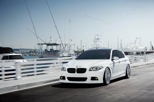 Blanco BMW monta en el puerto