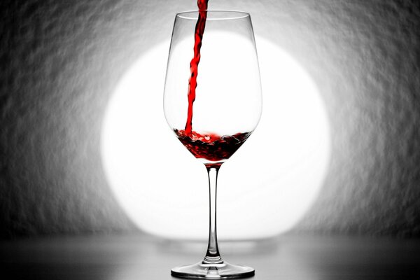 Verre rempli de vin rouge