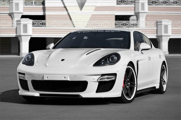 Voiture blanche Porsche Panamera