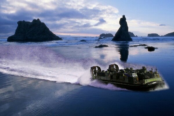 Beau paysage aquatique avec bateau