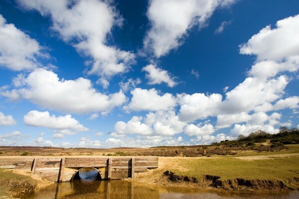 Las nubes sobre el río flotan