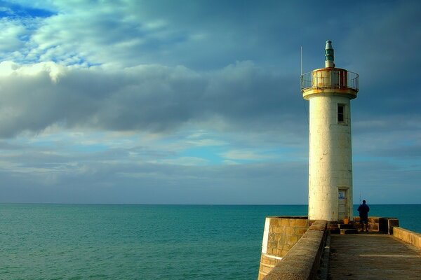 Faro solitario in mare