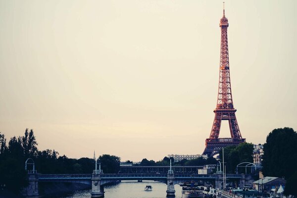Die legendäre Stadt Paris ist mit dem Eifelturm der Himmel ist grau