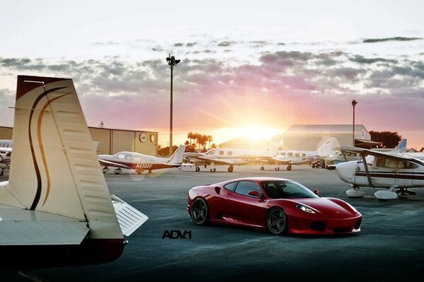 Ferrari f430 auf dem Flugplatzgelände geparkt