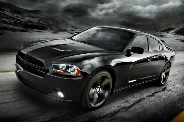 Dodge Charger Black jedzie drogą