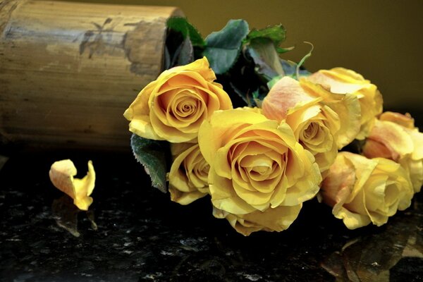 Rosas amarillas en un barril de madera