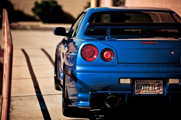 Rear light of a blue Nissan