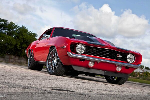 Coche rojo chevrolet camaro z -28