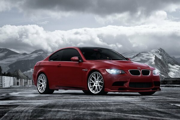 Voiture BMW rouge dans les montagnes