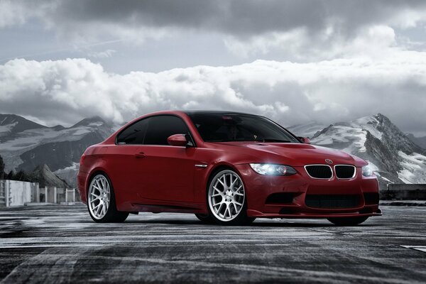Czerwony samochód BMW w górach