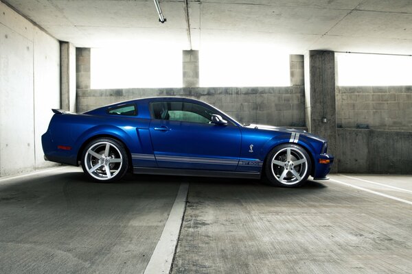 Azul coche Mustang Gt500 en el estacionamiento