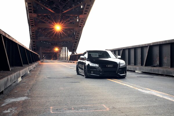 Autos Audi de color negro en el puente