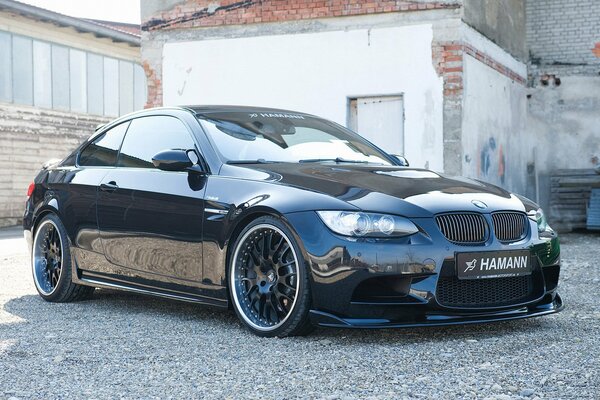 Nero BMW M3 Hamann sta sfondo muro con muratura rotta