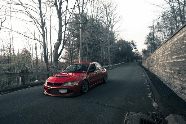 Mitsubishi lancer evo sur une route grise et terne