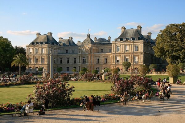 Historisches Schloss mit Bäumen und Sträuchern