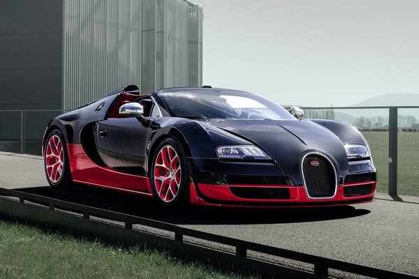 Der Bugatti Hypercar ist schwarz und blau. Sportwagen