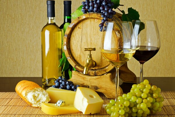 Barril de vino con uvas y queso