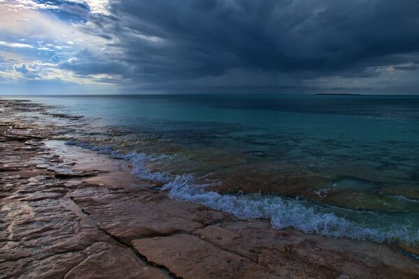 Nubes oscuras sobre el mar