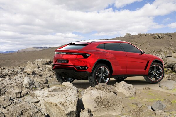 Rotes Auto im Bergmassiv