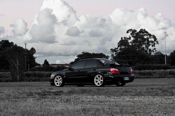 Subaru impreza wrx STI noir sur terrain découvert