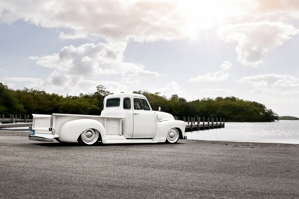 Voiture blanche au bord du lac