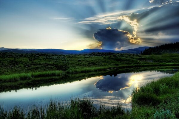 Sonnenaufgang über einem sauberen Fluss