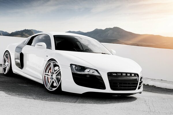 Supercar bianca audi, r8 v10 sullo sfondo delle montagne