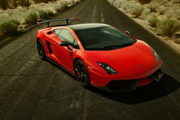 Lamborghini Gallardo rojo vista frontal de la carretera