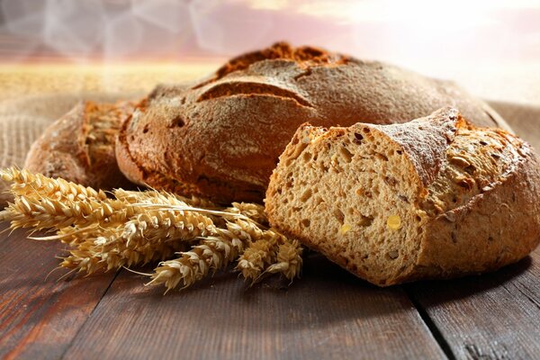 Pain de céréales fraîchement cuit sur une table en bois