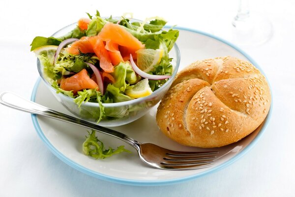 Ensalada de Muffin sobre fondo blanco