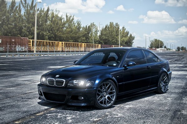 BMW bleu foncé sur les nuages bleus