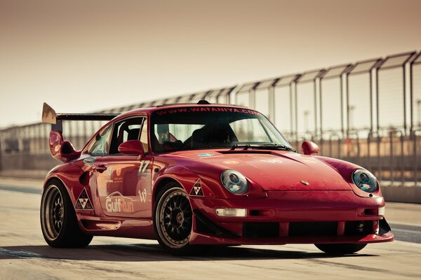 Porsche GT600 rojo en la pista de carreras