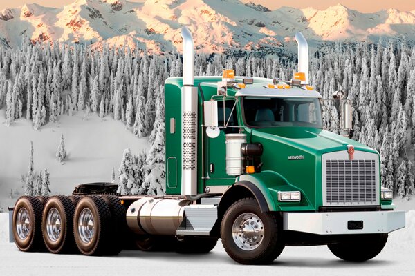 Camión kenworth T800 en medio de montañas y bosques de invierno