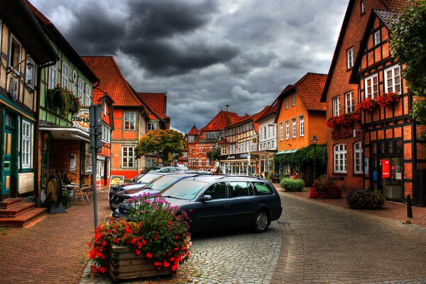 Eine Straße mit Wolken mit geparkten Autos Wolken Häuser einen schönen Blick auf den Himmel