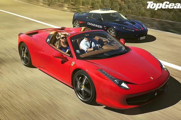 Deux voitures de sport rouge et bleu, sur la route. Publicité de transfert dans le coin supérieur