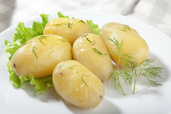 Gotowane ziemniaki z koperkiem i zielonymi liśćmi