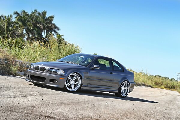 BMW M3 E46 gris parado en medio de la carretera en un día soleado