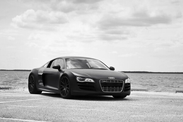 Schwarz-Weiß-Foto von Audi am Meer