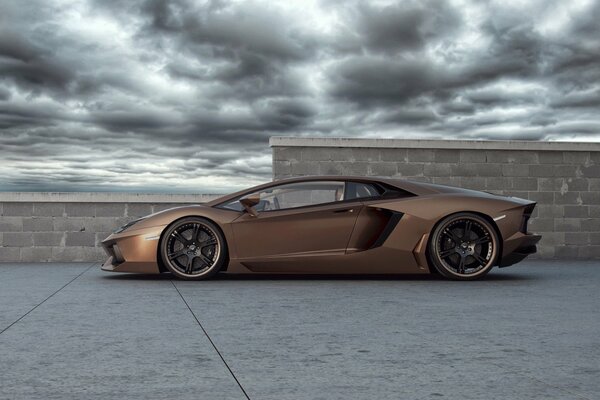 Unter dem dunklen Himmel ein cooler Lamborghini
