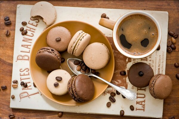 Unos macarrones de chocolate en un plato y café