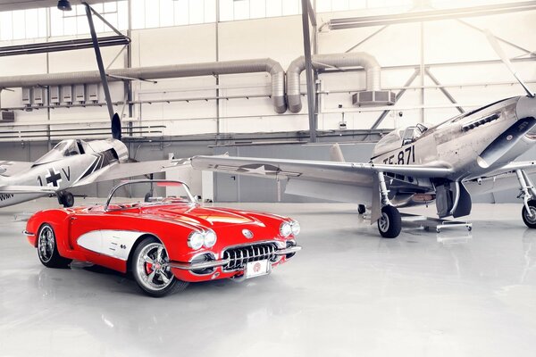 Voiture rétro et avion dans le hangar