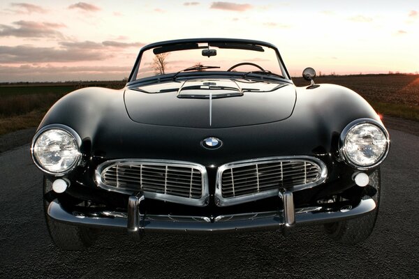 Foto di una BMW Serie 2 nera del 1957